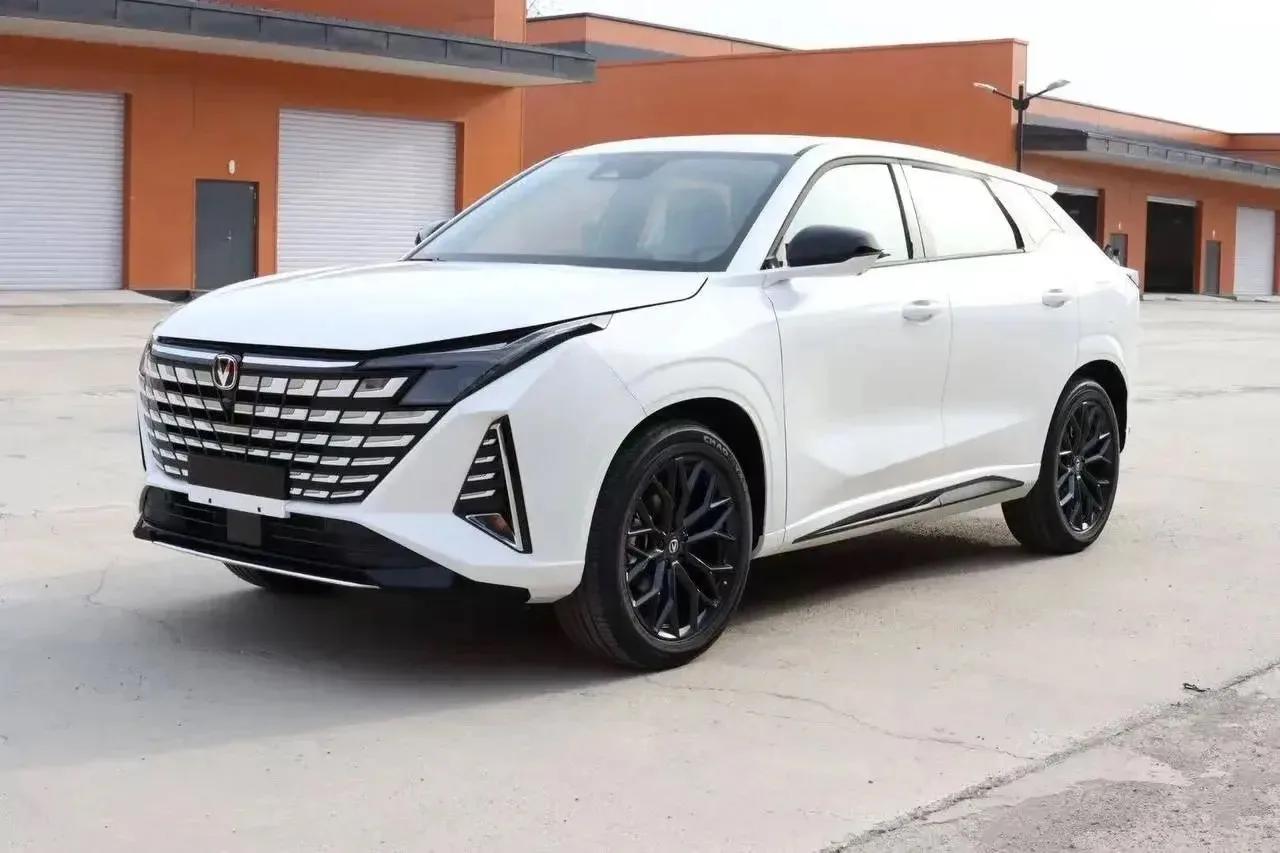 Новый белый CHANGAN UNI-Z 2026, вид спереди