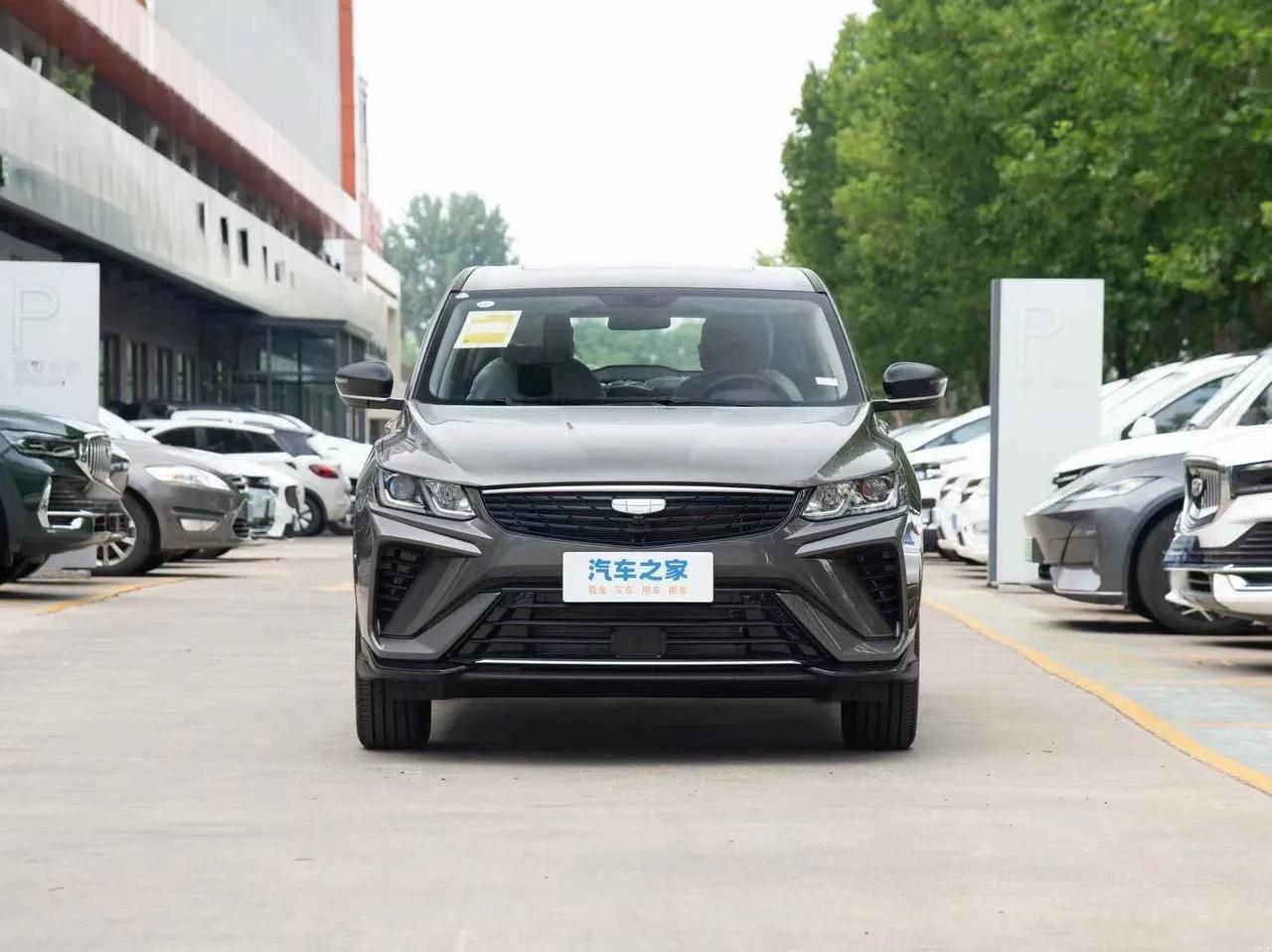 Новый серый GEELY COOLRAY, вид спереди